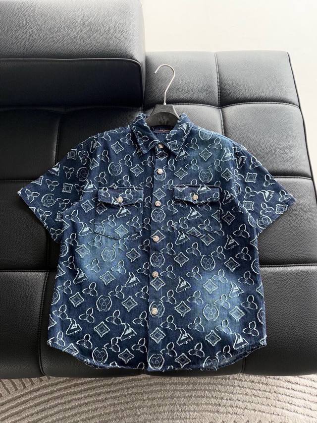 衣服 驴家新款 提花满印 立体贴布Logo套装。全衣采用定织重磅牛仔面料，独立五金开模成衣重工水洗，耐水性强耐磨性佳印刷暗花字母立体整体效果好。整体洗水后光泽度