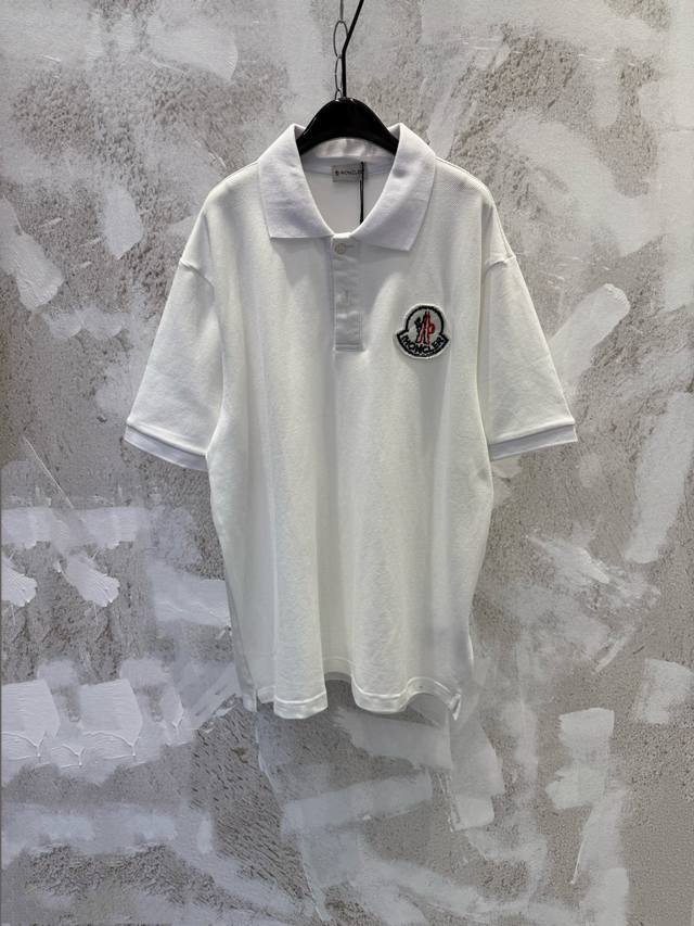 Moncle*Mc蒙口25Ss 胸口经典像素刺绣徽标Polo衫短袖 采用60支双股280克重100%棉双面珠地面料，拆解纱线分析，订织蜂窝四角网眼胚布，衣领为双