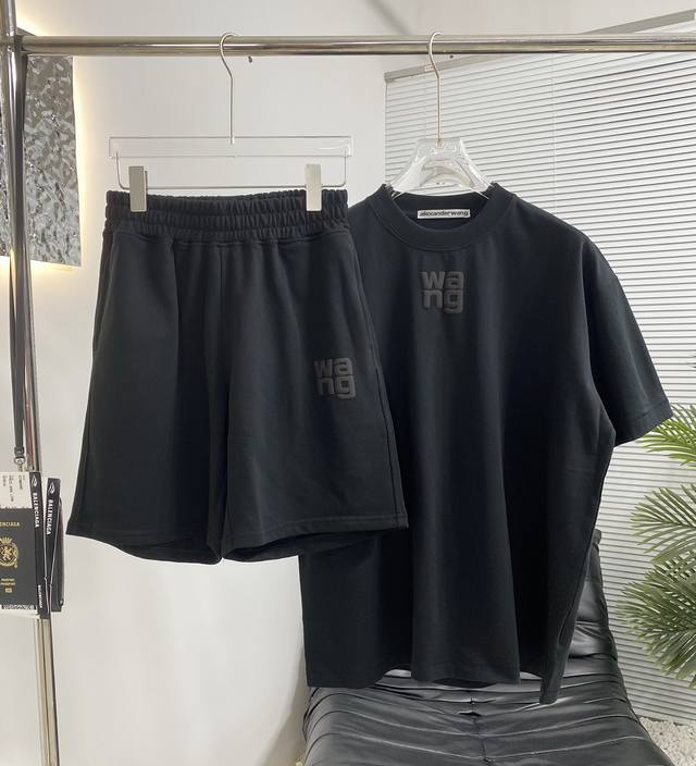 上衣 裤子 高品质Aw亚历山大王运动休闲套装 可分开 情侣款秀场主打款 运动松紧腰短裤百搭不挑人 丈筋腰头，穿脱方便，面料定织定染透气吸汗 舒适性超好 面料弹力