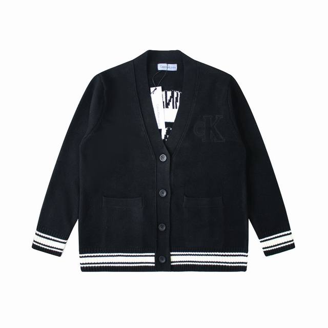 款号：D143只剩M Calvin Klein Jeans Ck经典字母休闲开衫毛衣 独家定制高品质面料采用高比例优质羊毛纱线编织，进口提花机作业，损耗变数不稳
