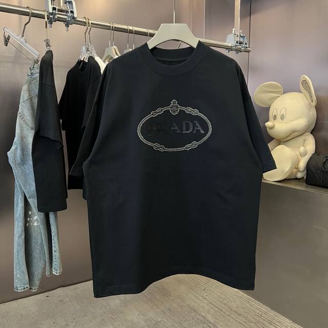 Prada 面料: 320克面料 40支双纱 尺码: S - 斤 M - 斤 L - 斤 Xl -200斤 Xxl 200-220斤 春夏限定款，320克面料，