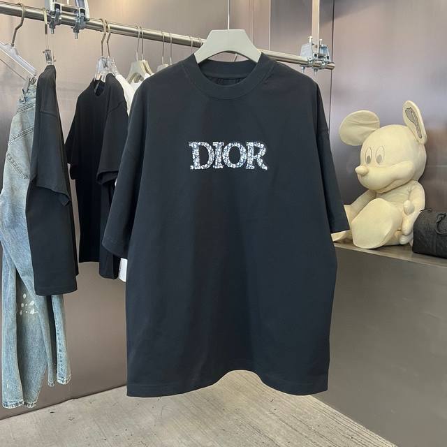 Dior 面料: 320克面料 40支双纱 尺码: S - 斤 M - 斤 L - 斤 Xl -200斤 Xxl 200-220斤 春夏限定款，320克面料，定