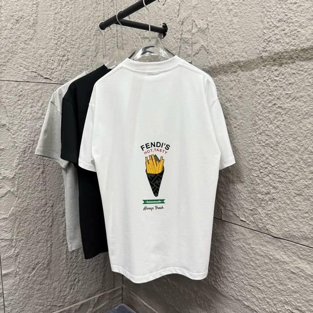 Fend*芬迪* 2025春夏新款 胸前经典双F刺绣 后背薯条印花 定制双纱平纹纯棉面料 短袖T恤 男女同款 尺码： S 90-130斤 M 120-150斤