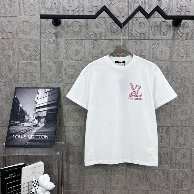Louis Vuitton 路易威登 精品 字母Logo蛇年标识立体胶工艺 330克圆领短袖T恤高克重 洗水面料 1:1原版开模 Logo标识精致升级，灵感源自