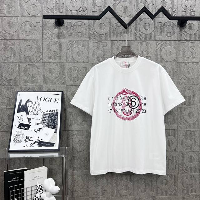 Maison Margiela 马吉拉 精品 25Ss蛇年字母Logo标识印花工艺 330克圆领短袖T恤高克重 洗水面料 1:1原版开模 Logo标识精致升级，