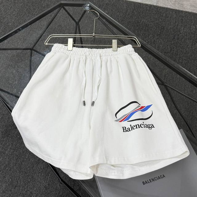 高品质Balenciga 巴黎世家 面料采用纯棉毛圈400克厚实面料，上身效果宽松休闲，潮流大版型，三标齐全 ，男女同款 工艺：数码直喷印花 颜色：黑色 白色