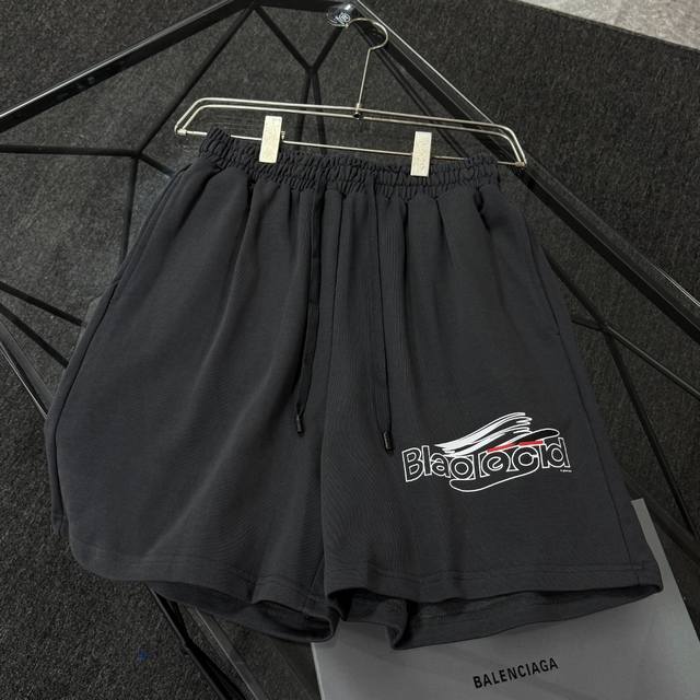 高品质Balenciga 巴黎世家 面料采用纯棉毛圈400克厚实面料，上身效果宽松休闲，潮流大版型，三标齐全 ，男女同款 工艺：数码直喷印花 颜色：黑色 灰色
