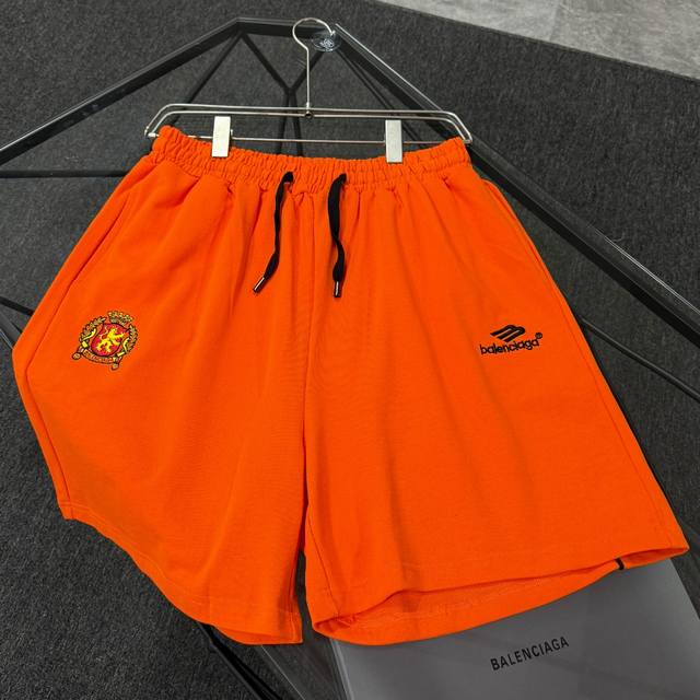 高品质Balenciga 巴黎世家 面料采用纯棉毛圈400克厚实面料，上身效果宽松休闲，潮流大版型，三标齐全 ，男女同款 工艺：刺绣 颜色：橙色 卡其色 黑色