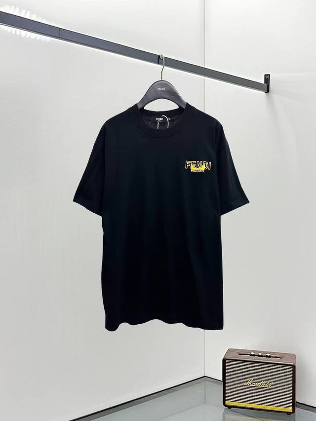 芬迪 Fendi 25Ss新款短袖，最高版本重工艺经典刺绣Logo图案，高标准定制，上身非常有型，客供进口高档280克纯棉面料质感非常细腻，细节工艺精湛考究，塑