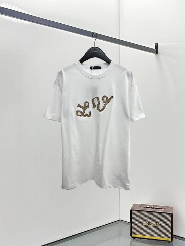Lv路易威登25Ss新款短袖，最高版本重工艺经典刺绣Logo图案，高标准定制，上身非常有型，客供进口高档280克纯棉面料质感非常细腻，细节工艺精湛考究，塑造性极