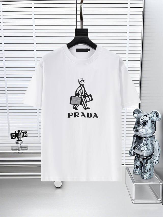 Prad*普拉达25Ss新款短袖，最高版本重工艺印花经典Logo图案，高标准定制，上身非常有型，客供进口高档280克纯棉面料质感非常细腻，细节工艺精湛考究，塑造