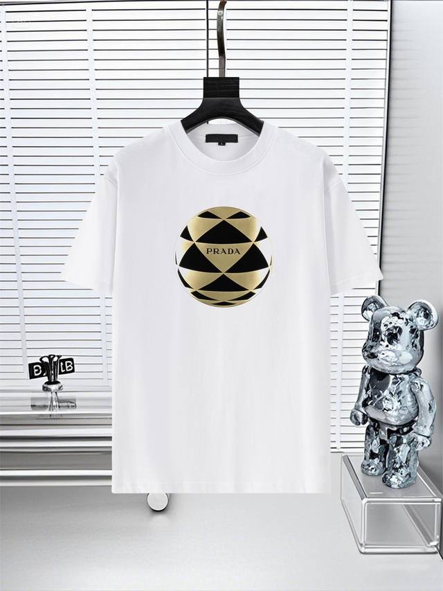 Prad*普拉达25Ss新款短袖，最高版本泡沫印花经典Logo图案，高标准定制，上身非常有型，客供进口高档280克纯棉面料质感非常细腻，细节工艺精湛考究，塑造性