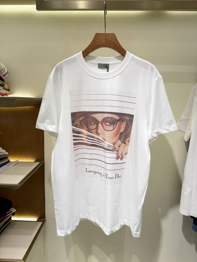 Cd Dior 迪奥百叶窗印花短袖T恤衫 这款 Dior Heritage T 恤是二零二五秋季男装系列新品，灵感源自 1980年代的美学风格。采用白色石洗棉质