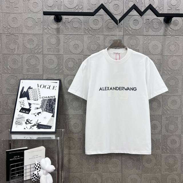 Alexander 亚历山大王 字母Logo后幅标识立体胶工艺 330克圆领短袖T恤高克重 洗水面料 1:1原版开模 Logo标识精致升级，灵感源自八十年代复古