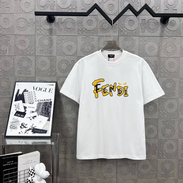 Fendi 芬迪 字母Logo恶魔眼睛植绒立体胶工艺 330克圆领短袖T恤高克重 洗水面料 1:1原版开模 Logo标识精致升级，灵感源自八十年代复古 原版面料