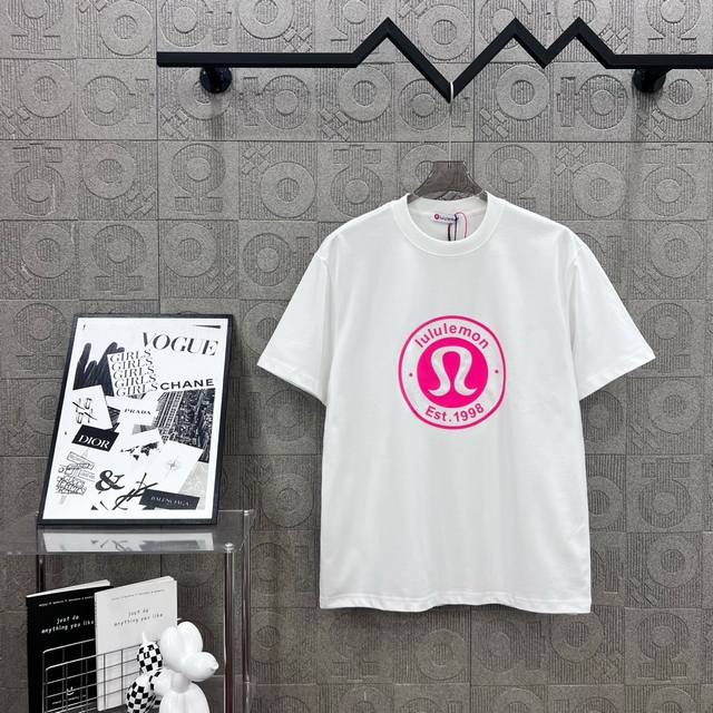 Lululemon 露露 字母Logo标识立体胶工艺 330克圆领短袖T恤高克重 洗水面料 1:1原版开模 Logo标识精致升级，灵感源自八十年代复古 原版面料