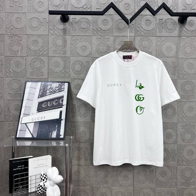 Gucci 古驰 精品 25S新款冲浪♀品牌标识小字母Logo植绒工艺 330克圆领短袖T恤高克重 洗水面料 1:1原版开模 Logo标识精致升级，灵感源自八十