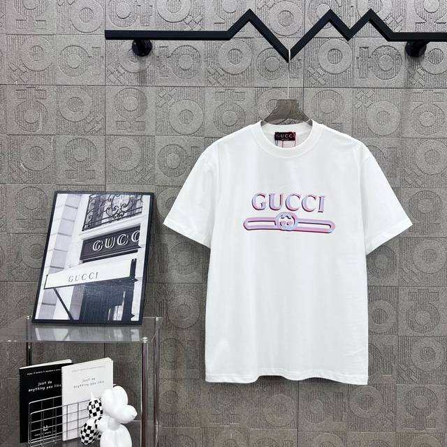 Gucci 古驰 精品 简约字母Logo腰带印花工艺 330克圆领短袖T恤高克重 洗水面料 1:1原版开模 Logo标识精致升级，灵感源自八十年代复古 原版面料