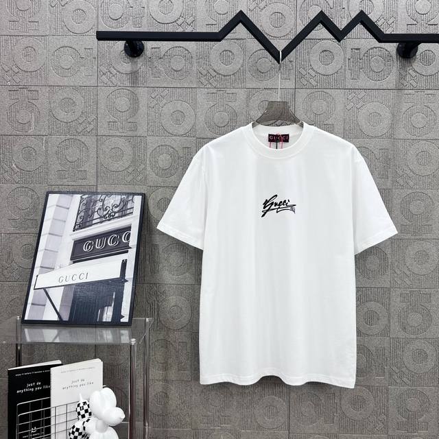 Gucci 古驰 精品 简约字母Logo1921立体胶工艺 330克圆领短袖T恤高克重 洗水面料 1:1原版开模 Logo标识精致升级，灵感源自八十年代复古 原
