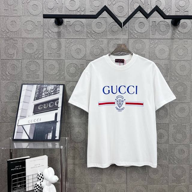 Gucci 古驰 精品 字母Logo腰带护盾Logo标识植绒工艺 330克圆领短袖T恤高克重 洗水面料 1:1原版开模 Logo标识精致升级，灵感源自八十年代复