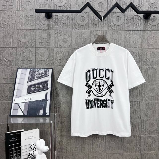 Gucci 古驰 精品 字母Logo标识Uninersity植绒工艺 330克圆领短袖T恤高克重 洗水面料 1:1原版开模 Logo标识精致升级，灵感源自八十年
