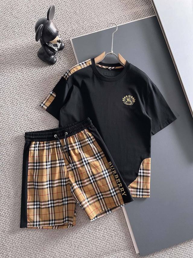 品牌 Burberry 巴宝莉 2025圆领短袖短裤套装 纯棉面料上身不会闷热，爽滑舒适的亲肤效果更加透气，面料自带肌理感 经典徽标工艺 独有的角度全新演绎 时