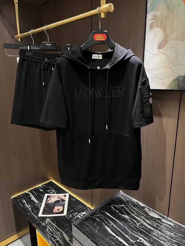 品牌 Moncler 蒙口 2025圆领短袖短裤套装 纯棉面料上身不会闷热，爽滑舒适的亲肤效果更加透气，面料自带肌理感 经典徽标工艺 独有的角度全新演绎 时尚百