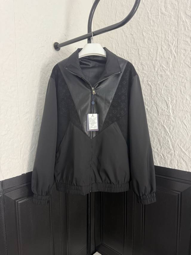 Lv 路易威登25Ss 新款立领飞行员夹克。 碳纤维面料，绒面面料，皮质面料三种面料拼接压纹Logo飞行员夹克。 尺码：46-48-50-52