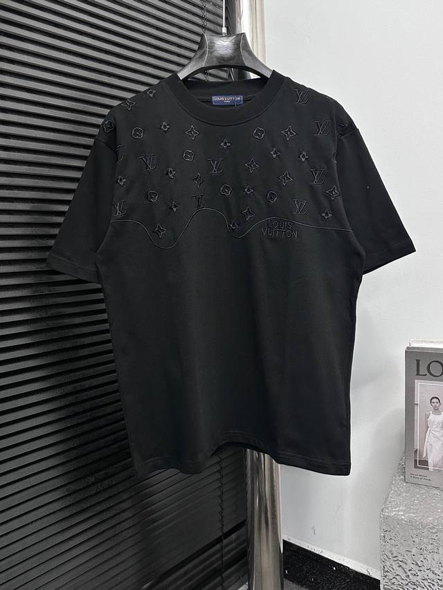Louis Vuitton 路易2025Ss新款绣花T恤 面料290克双纱！原版一致走线 最高版本！无数次的打版 百分百还原品相！ 正确版本 男女同款 超级显眼