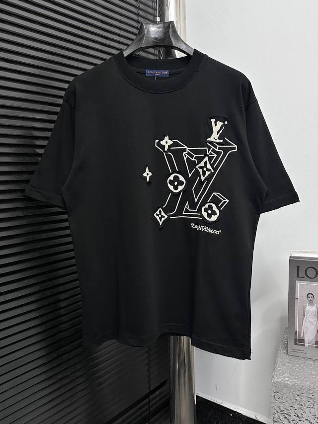 Louis Vuitton 路易2025Ss新款贴布破洞绣花T恤 面料290克双纱！贴布拼色面料割破绣花字母工艺设计！ 工艺：原版一致走线！袖窿对版手法 最高版