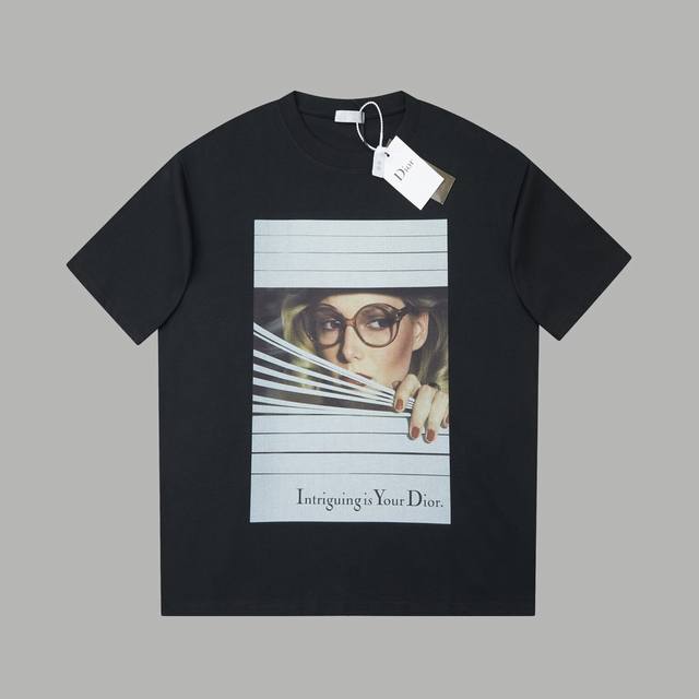 迪奥 Christian Dior Cd 25Ss早春新款 联名滑雪系列 报纸图案Logo短袖 轻奢主义 男女日常通勤穿搭必备单品 正确版本 欢迎对比 详细特征