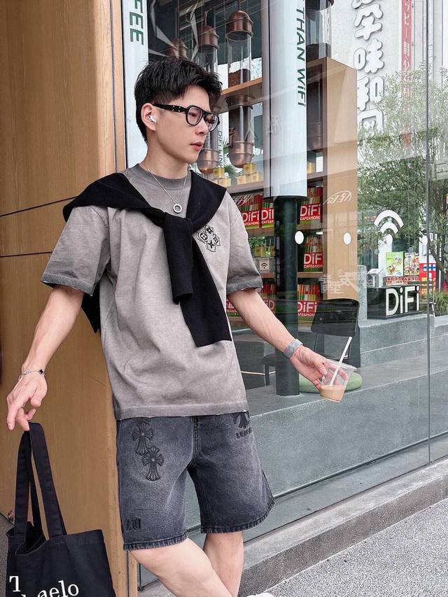 衣服 裤子 Lv 春夏新款首发专柜最新款短袖圆领T恤 高端订制 设计前卫时尚！品牌Logo重工艺设计刺绣，洗水炒色做旧，手工磨破。高端定制新疆棉 手感柔软.穿着