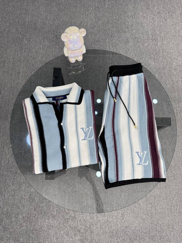 顶级版本 区别通货 25Ss 路易威登条纹钩针短裤 本款棉质短裤 为宽松透气廓形铺陈垂直钩针条纹，再将莹泽刺绣标识融入左侧。珠饰抽绳套索扣点亮优雅细节，可搭配同