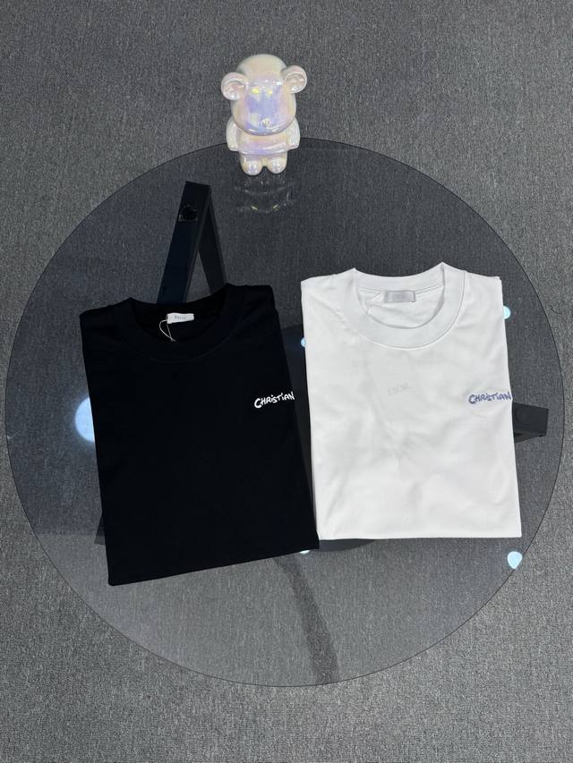 顶级版本 区别通货 25Ss 迪奥 夏季新款 重磅推出双纱纯棉面料短袖 春夏走秀款 个性独家款式 男女同款 采用进口定制定染面料 后领锁链底全包肩 过水不变形不