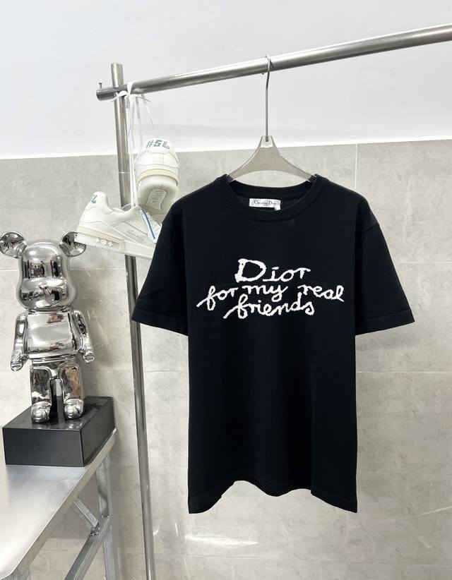 款号R071 Dior迪奥经典新款Logo标志撞色提花针织毛织短袖T恤 此款针织短袖工艺精致细腻 面料丝滑超级透气 手感肤感高级柔顺 细纱针织弹性面料 轻盈透气