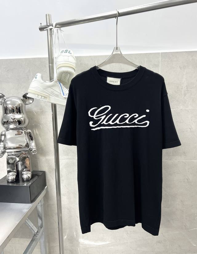 款号R070 Gucci古驰新品爆款提花针织短袖 毛料定制采用进口面料 触感非常软糯柔顺 进口编织机制造而成 颜色定染 优质重磅高品 抗静电性与伸缩性及保暖效果