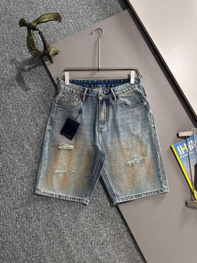 Lv2025夏季新品牛仔裤牛仔短裤，采用进口客供日本Denim平纹棉质牛仔面料梭织生产，三标齐全，顶尖的石磨水洗工艺让质感达到80年代的老味，柔软细腻舒适透气，