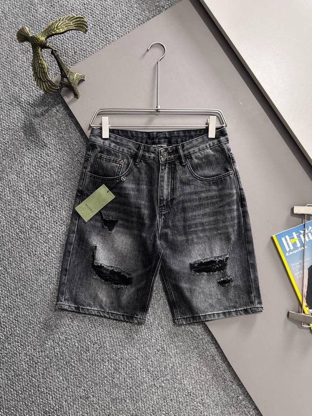 巴黎2025夏季新品牛仔裤牛仔短裤，采用进口客供日本Denim平纹棉质牛仔面料梭织生产，三标齐全，顶尖的石磨水洗工艺让质感达到80年代的老味，柔软细腻舒适透气，
