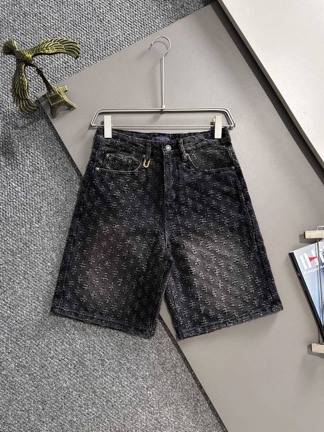 Lv2025夏季新品老花满印提花牛仔裤短裤，采用进口客供日本Denim平纹棉质牛仔面料梭织生产，三标齐全，顶尖的石磨水洗工艺让质感达到80年代的老味，柔软细腻舒