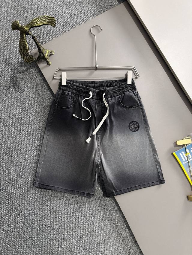 大鹅2025夏季新品牛仔裤牛仔短裤，采用进口客供日本Denim平纹棉质牛仔面料梭织生产，三标齐全，顶尖的石磨水洗工艺让质感达到80年代的老味，柔软细腻舒适透气，