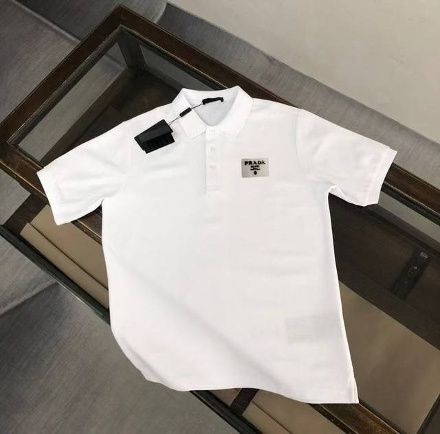 普拉达 夏季新款T恤翻领短袖Polo衫，专柜定制面料 透气舒适度高，细节无可挑剔，品牌元素设计理念，体现高品质。手感细腻柔软！呈现休闲裁剪，上身版型超赞！ 三标
