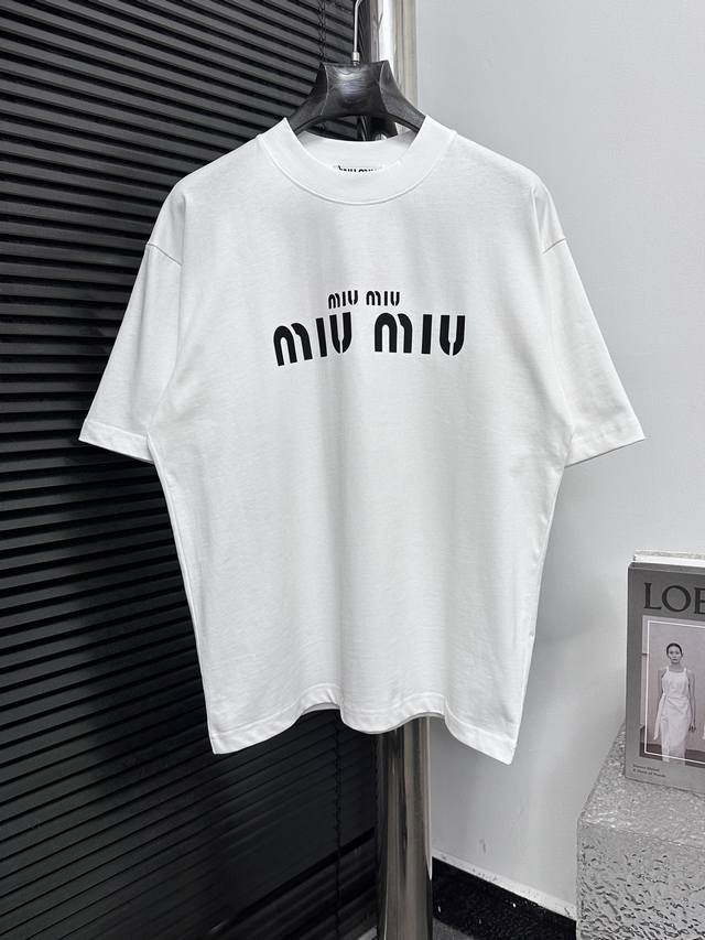 Miu Miu 谬谬25Ss新款字母T恤 采用260G双沙棉 简洁线条上脱颖而出，这要归功于其标志性。凭借其精致、简约的风格，不分性别衣柜中的必备单品。 尺码：