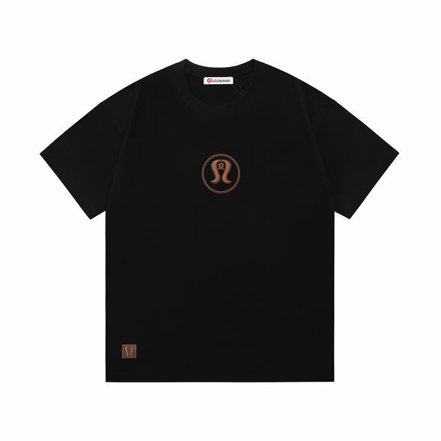 Lululemon 露露乐萌 2025新款 贴皮刺绣字母Logo 男女同款 短袖T恤 定制320克100％双纱纯棉面料 定染32支双股螺纹 领标吊牌主唛三标齐全