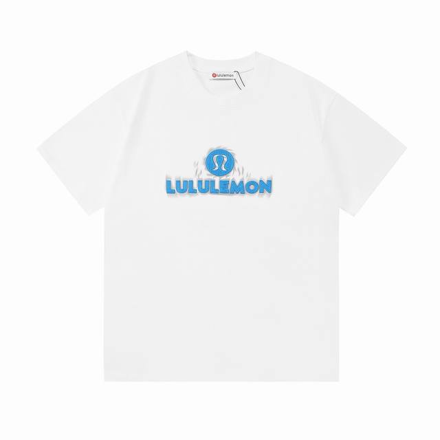 Lululemon 露露乐萌 2025新款 康丽数码直喷工艺贴皮十字绣字母Logo 男女同款 短袖T恤 定制320克100％双纱纯棉面料 定染32支双股螺纹 领