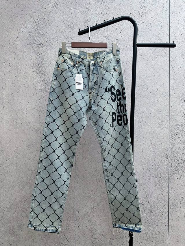 Gallery Dept. 品牌的牛仔裤，属于做旧水洗牛仔款式，有独特的网格印花及字母图案，风格偏美式高街、复古潮流，是该品牌标志性的牛仔单品，常出现在潮流穿搭