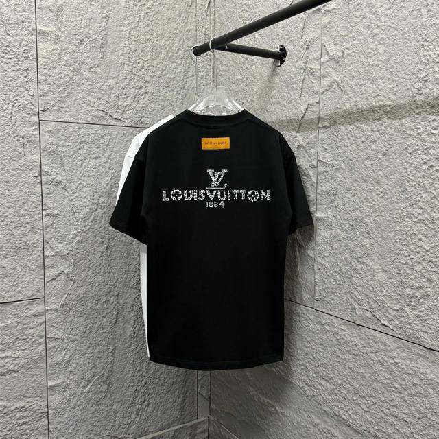 Lv 路易*2025春夏新款 经典大V字母立体烫钻珍珠工艺设计 定制双纱平纹纯棉面料 短袖T恤 男女同款 尺码： S 90-130斤 M 120-150斤 L