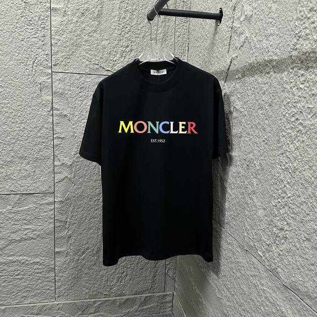 Moncle* 蒙口*2025春夏新款 经典彩色字母印花图案 定制双纱平纹纯棉面料 短袖T恤 男女同款 尺码： S 90-130斤 M 120-150斤 L 1