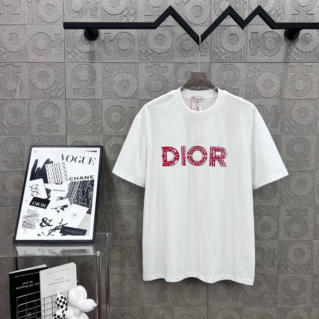 Dior 迪奥 精品 简约Logo字母立体胶红底植绒工艺 330克圆领短袖T恤高克重 洗水面料 1:1原版开模 Logo标识精致升级，灵感源自八十年代复古 原版