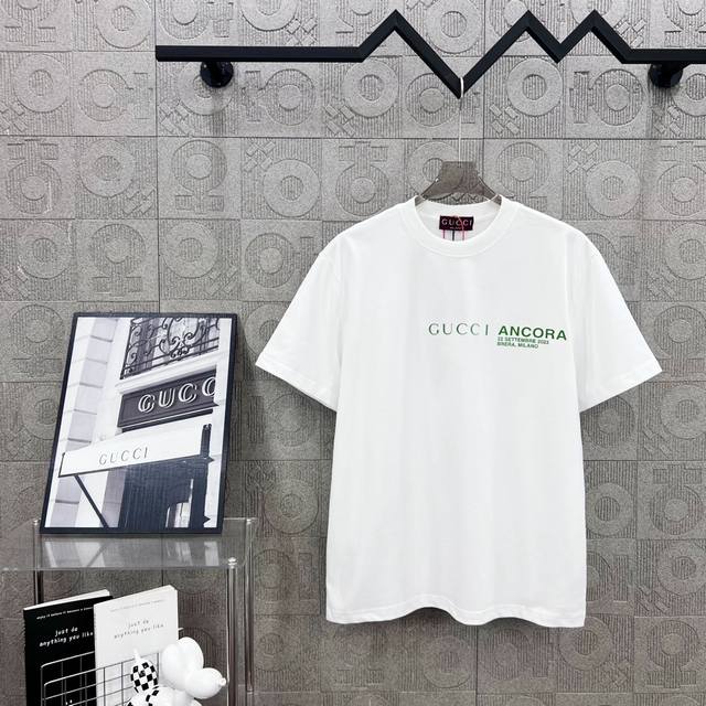 Gucci 古驰 精品 简约小字母Logo标识植绒工艺 330克圆领短袖T恤高克重 洗水面料 1:1原版开模 Logo标识精致升级，灵感源自八十年代复古 原版面