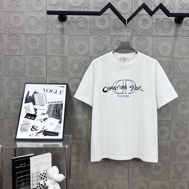 Dior 迪奥 精品 简约Logo字母Cd标识立体胶工艺 330克圆领短袖T恤高克重 洗水面料 1:1原版开模 Logo标识精致升级，灵感源自八十年代复古 原版